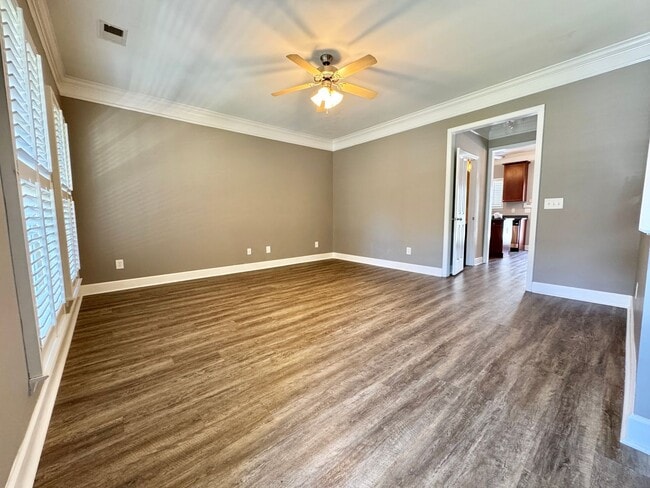 Building Photo - 3 Bed, 2.5 Bath Townhome w/ 2 Car Garage