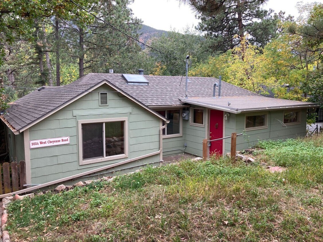 Foto principal - Cheyenne Canyon Ranch Style Home!