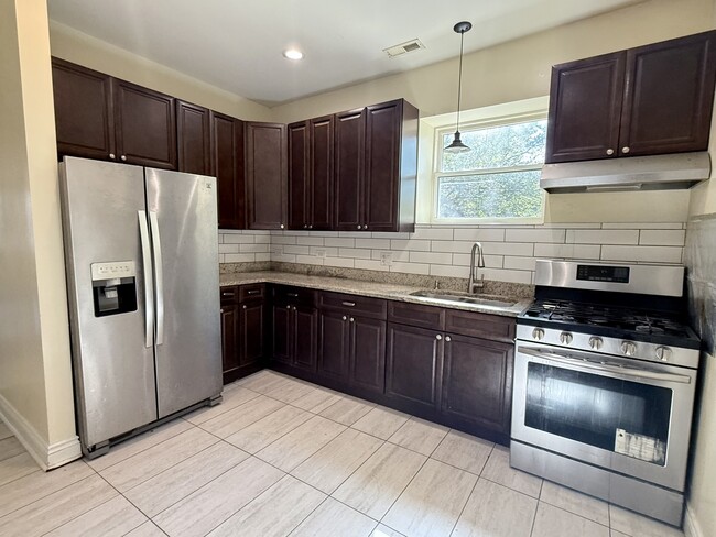 Building Photo - 2300 N Springfield Ave