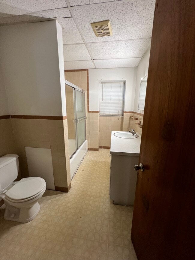 Bathroom - 733 York St