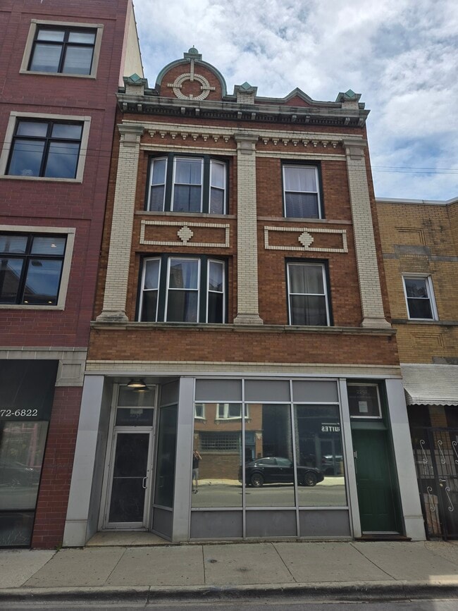 Building Photo - 2251 W North Ave