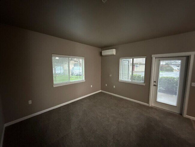 Building Photo - 4225 Hawthorne Ave NE