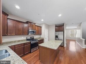 Building Photo - 7425 Willow View Ln