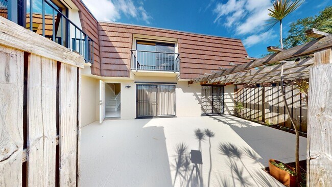 Building Photo - 306 3rd Ln