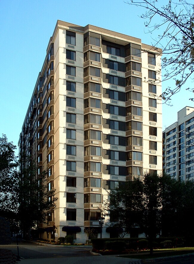 Vista desde el otro lado noroeste de Prospect Avenue - World Plaza North