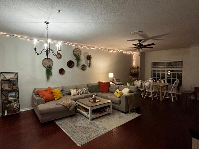 Foto del edificio - 1525 Cloverbay Ln