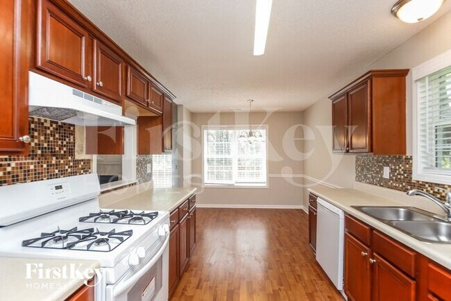 Foto del edificio - 136 Four Oaks Dr