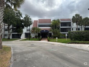 Building Photo - 200 Lakeview Dr