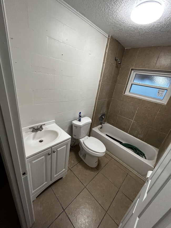Building Photo - 815 Bentley St