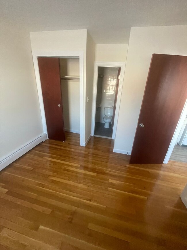 Building Photo - Huge 1 bed unit near the Green Line with H...