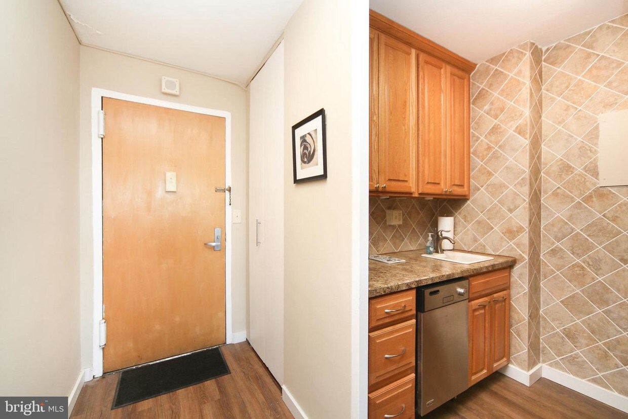 Primary Photo - 210 Locust St