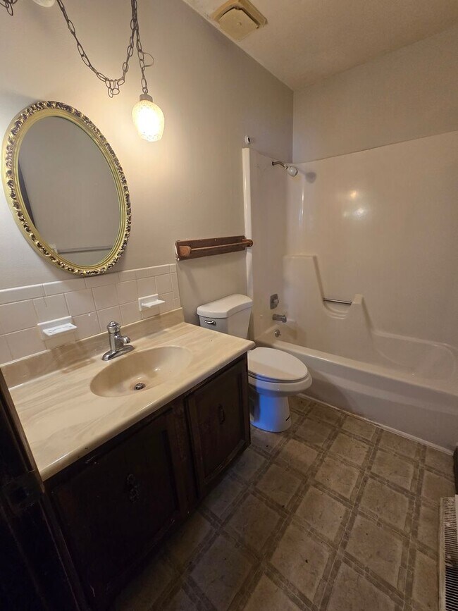 Foto del edificio - 4300-4302 Santa Barbara Dr-4302 Santa Barbara Dr