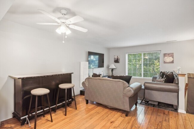 Foto del edificio - 328 W Whispering Oaks Ln