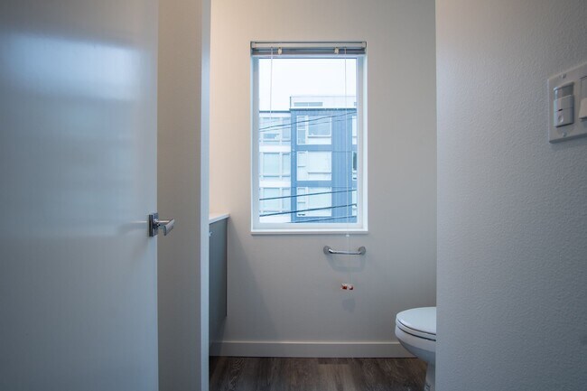 Foto del edificio - Modern 3BR/3.5BA Townhouse with Rooftop - Views of Downtown!