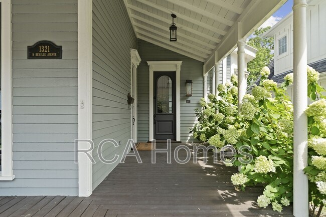 Building Photo - 1321 N Beville Ave