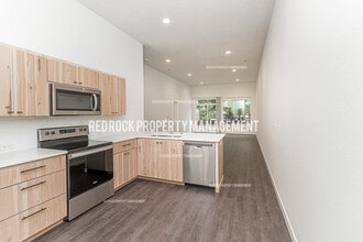Building Photo - 624 S Crescent Ln