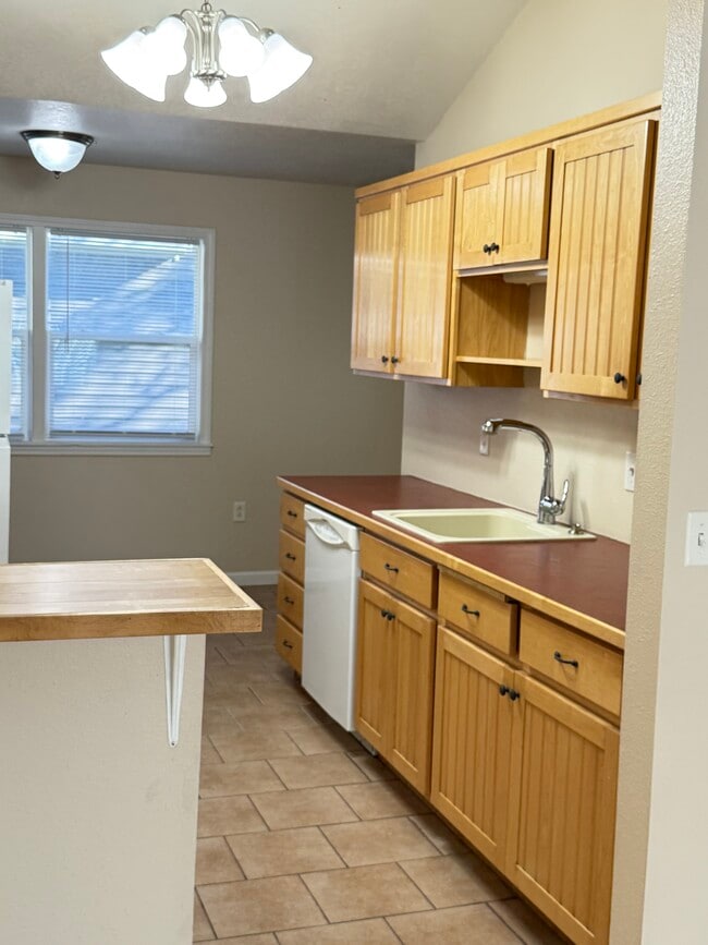 Building Photo - 805 4th St