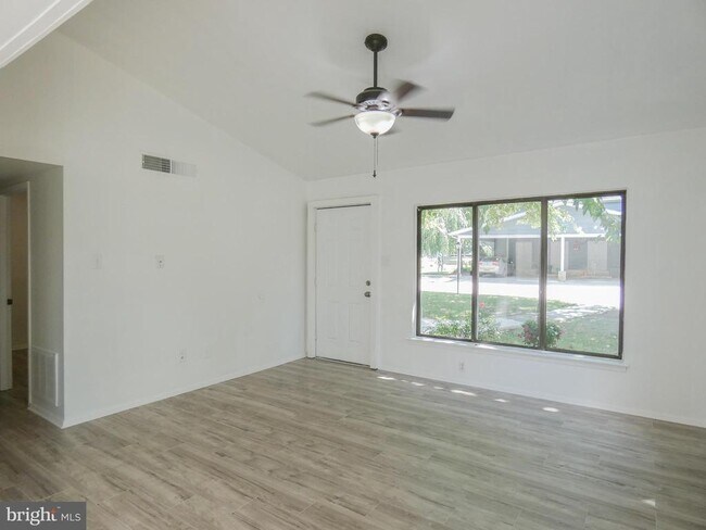Foto del edificio - 1 Maplewood Ct
