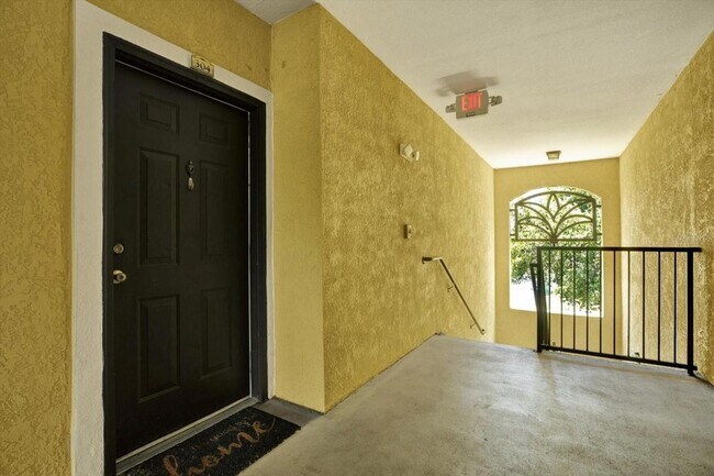 Foto del edificio - 10201 Courtney Palms Blvd