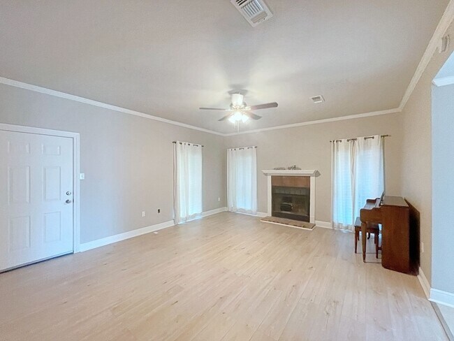 Building Photo - 3 Bedroom House in Denham Springs