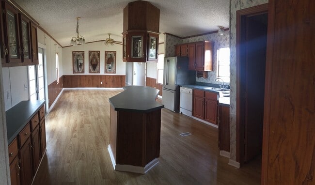 Building Photo - 3 BDR / 2BA Newly Renovated