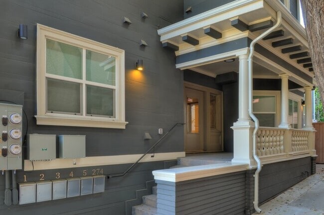 Building Photo - Newly Remodeled 2 Bedroom / 1 Bathroom Apa...