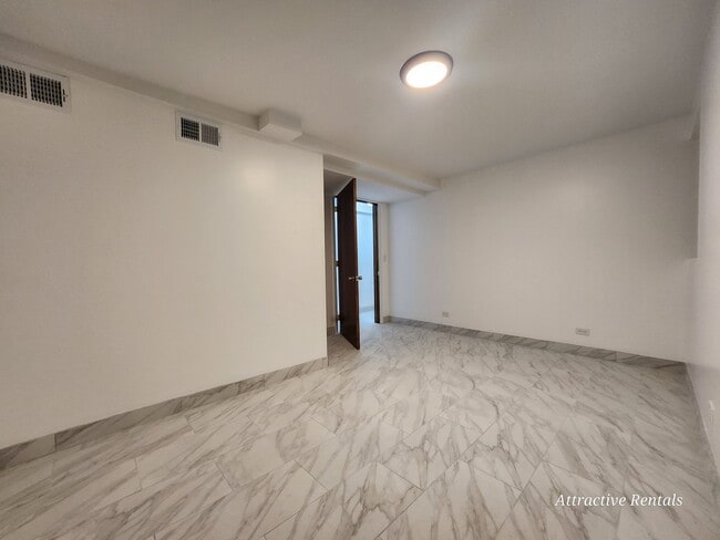 Building Photo - 207 N Parkside Ave