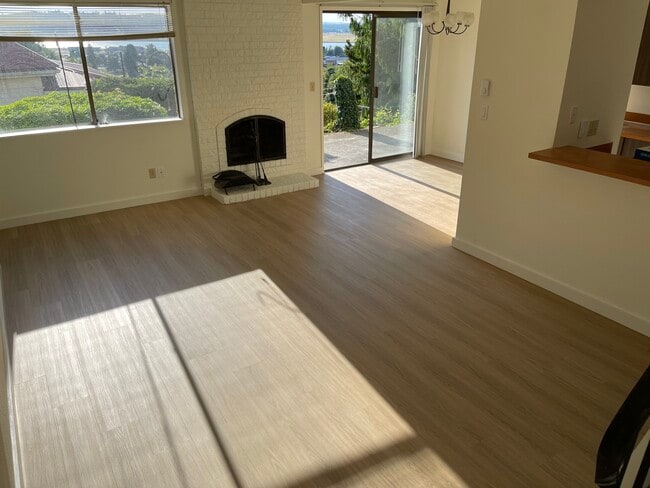 Living room with fireplace, open concept, kitchen - 827 Water St