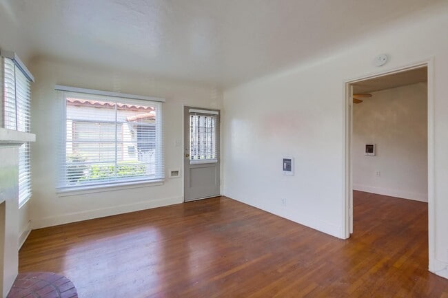 Foto del edificio - Spanish Craftsman Garden Apartments Bankers Hill