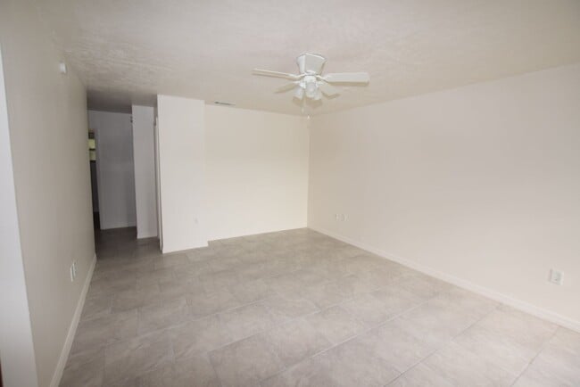 Building Photo - 2 Bedroom 1 Bath Duplex with a one car gar...