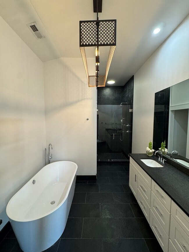 Building Photo - 2016 Sweetbriar Ave