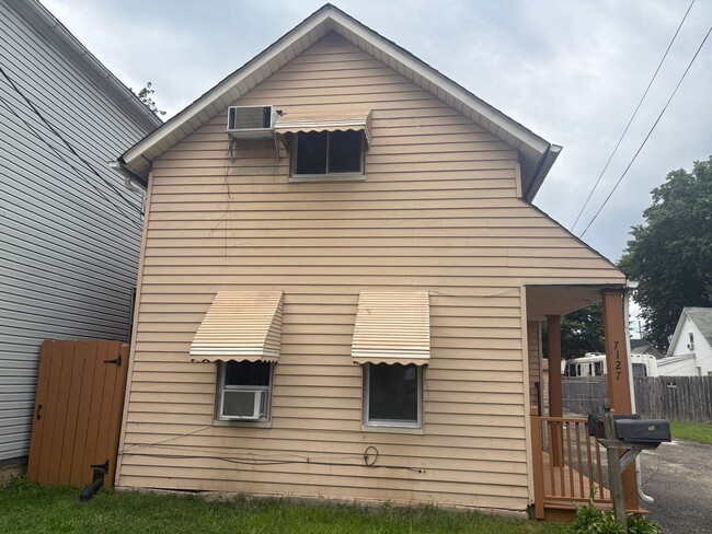 Foto del edificio - 7127 Deveny Ave