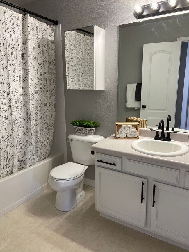 Foto del edificio - Red Mountain Three Story Townhome