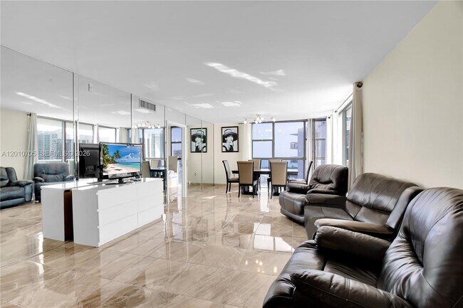 Foto del edificio - 3701 N Country Club Dr