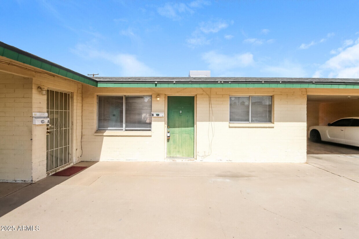 Foto principal - 826 E 4th Pl