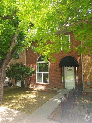 Building Photo - 426 W Oak St