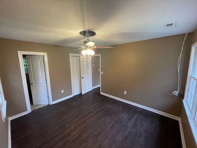 Foto del edificio - 8842 Deerwood Dr