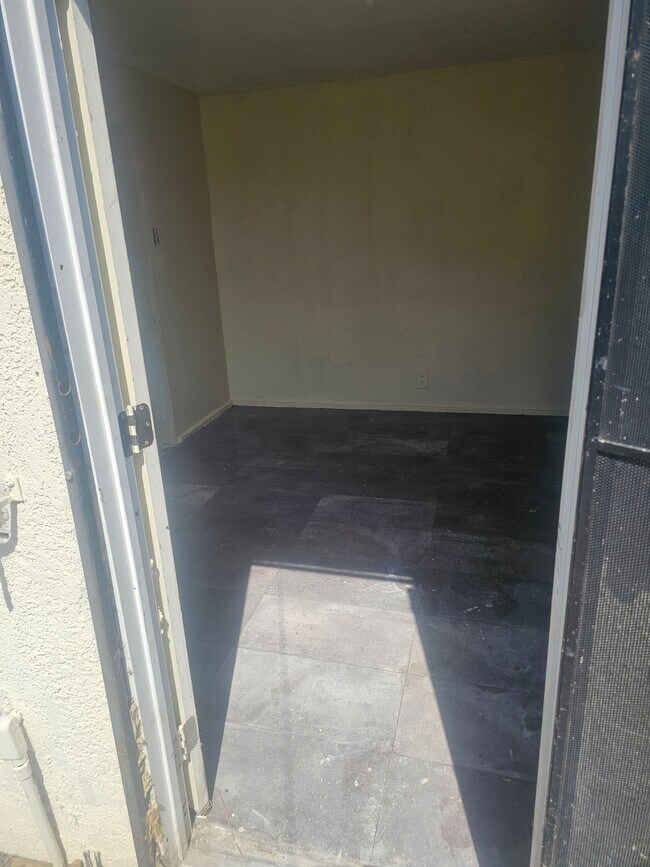 Foto del edificio - 9726 Zamora Ave