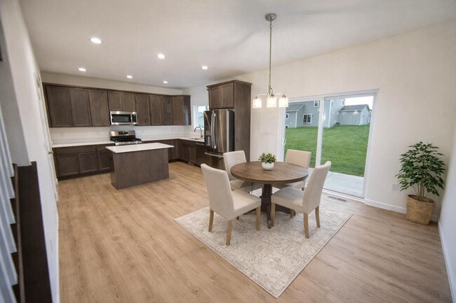 Building Photo - 2009 Savannah Dr