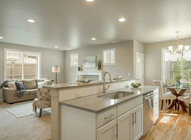 Foto del edificio - 3 Bedroom 2.5 Bath Charming Redmond Home