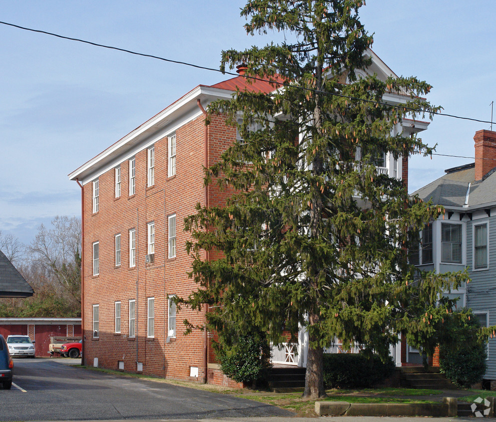 Building Photo - 620-624 S Sycamore St