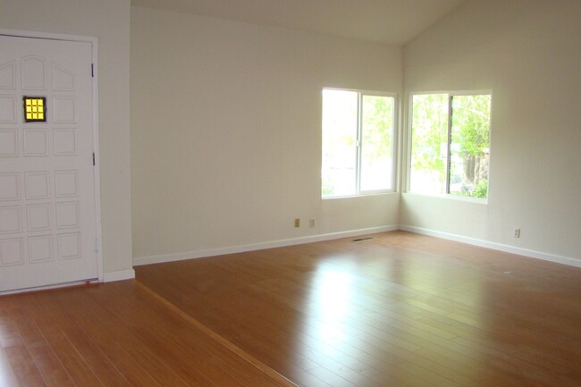 Foto del edificio - 5-Bedroom, laminate floors, new carpet, 1 ...