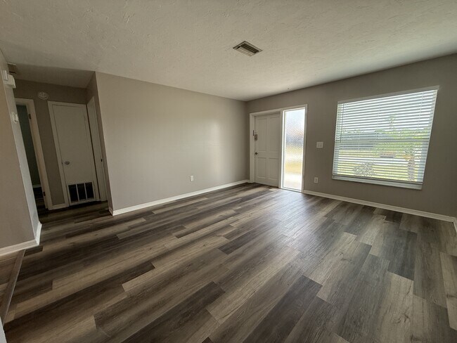 Foto del edificio - 464 Briarwood Rd