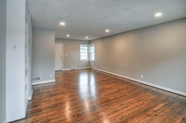 Building Photo - 5415 Poppleton Ave