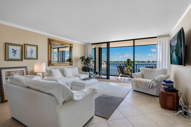 Foto del edificio - 132 Lakeshore Dr