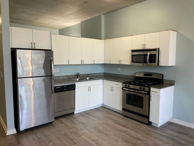 Building Photo - 235 W Van Buren St