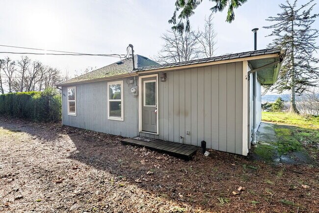 Building Photo - CUTE AND COZY THREE BEDROOM