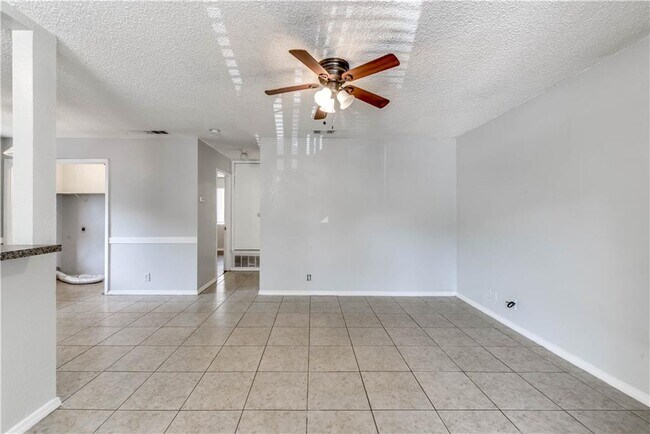 Foto del edificio - 408 Lake Creek Cir