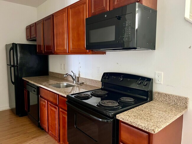 Cocina y sala de estar - 1702 Cecil B Moore Ave