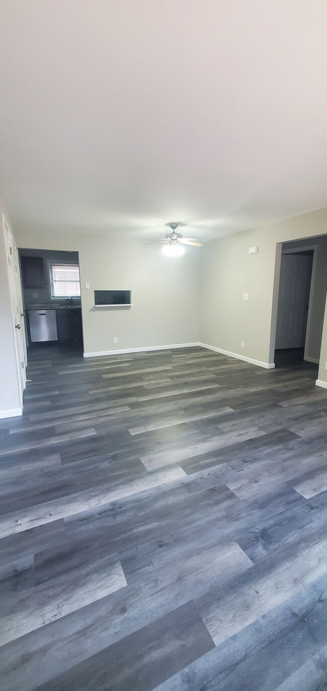 Building Photo - 325 W 9th St